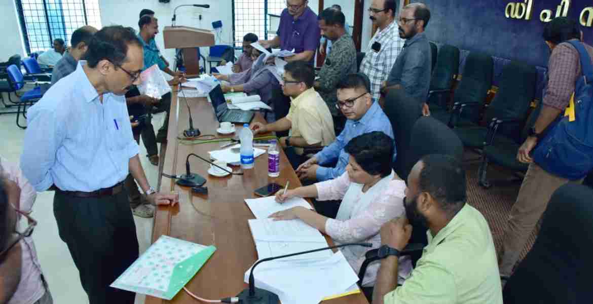 സ്ഥാനാർഥികളുടെ അക്കൗണ്ടുകളുടെ രണ്ടാം ഘട്ട പരിശോധന പൂർത്തിയാക്കി