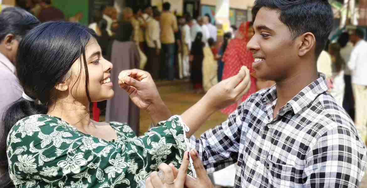 ബാലുശ്ശേരി നിയോജകമണ്ഡലത്തിലെ മൂലാട്ഹിന്ദു എൽ പി സ്കൂളിൽ29 നമ്പർ ബൂത്തിൽ കന്നി വോട്ടർമാരായ കസിൻസ് ആര്യയും അശ്വന്തും മധുരം പങ്കിടുന്നു