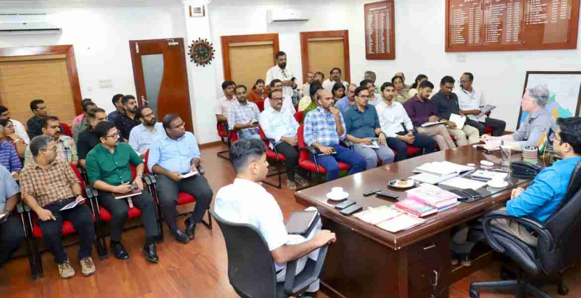 വോട്ടെണ്ണല്‍ ഒരുക്കങ്ങള്‍ വിലയിരുത്തുന്നതിനായി ജില്ലാ കലക്ടര്‍ സ്നേഹില്‍ കുമാര്‍ സിങ്ങിന്റെ അധ്യക്ഷതയില്‍ ചേര്‍ന്ന യോഗം