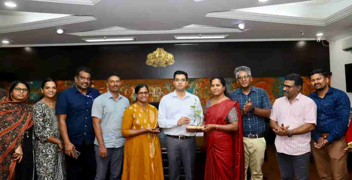 തദ്ദേശ തിരഞ്ഞെടുപ്പില്‍ ഹരിതചട്ട പാലനത്തില്‍ മികച്ച പ്രവര്‍ത്തനം നടത്തിയവര്‍ക്കുള്ള ജില്ലാ ശുചിത്വ മിഷന്റെ പുരസ്‌കാരങ്ങള്‍ ജില്ലാ കലക്ടര്‍ സ്‌നേഹില്‍ കുമാര്‍ സിങ് വിതരണം ചെയ്യുന്നു