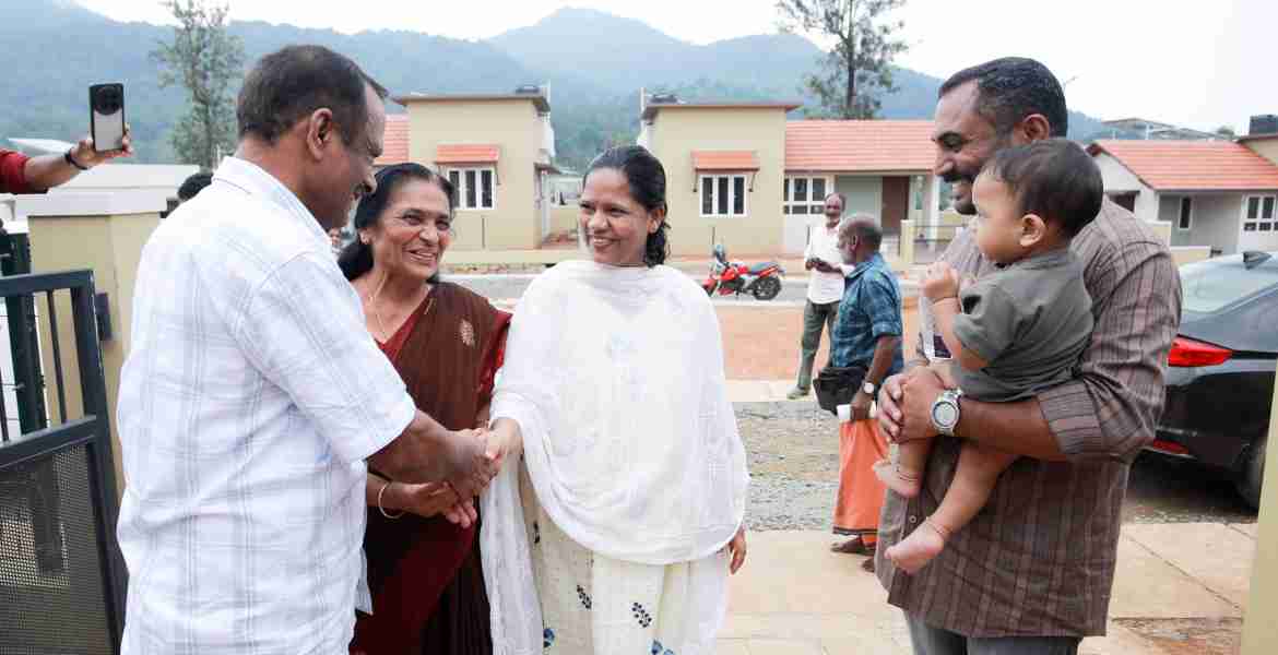 വയനാട് മാതൃക ടൗൺഷിപ്പിൽ ആദ്യ ഗൃഹപ്രവേശനം നടത്തിയ ചൂരൽമല സ്വദേശി കെ. വിജയൻ്റേയും കുടുംബത്തിൻ്റേയും ഒപ്പം ജില്ലാ കളക്ടർ ഡി. ആ. മേഘശീ