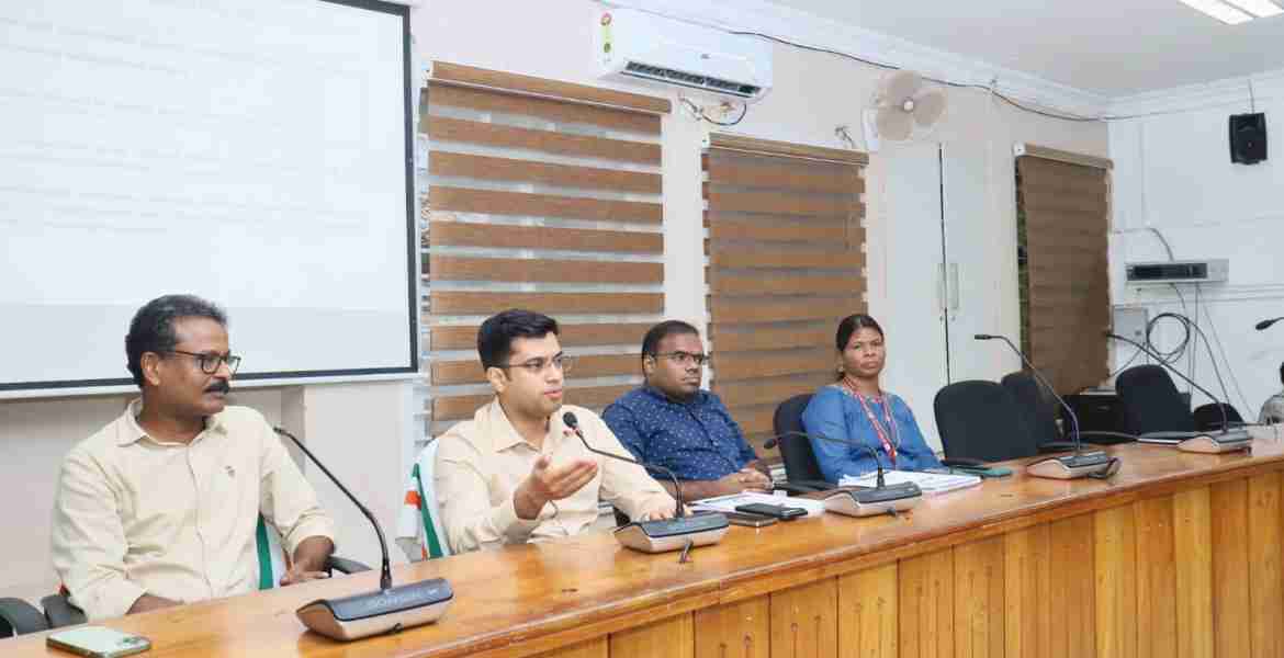 സെന്‍സസ് 2027ന്റെ ഭാഗമായി ഫീല്‍ഡ് ട്രെയിനര്‍മാര്‍ക്ക് സംഘടിപ്പിച്ച പരിശീലനം ജില്ലാ കലക്ടര്‍ സ്‌നേഹില്‍ കുമാര്‍ സിങ് ഉദ്ഘാടനം ചെയ്യുന്നു