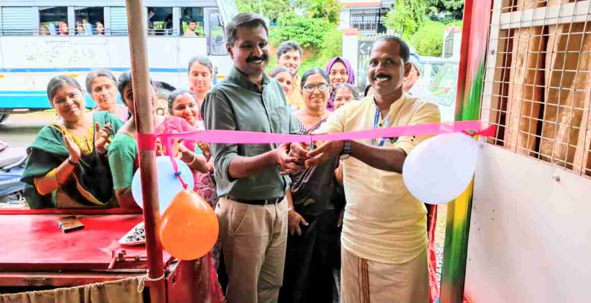 കുടുംബശ്രീ ജില്ലാ മിഷന്റെ നേതൃത്വത്തിൽ പൊഴുതന ഗ്രാമപഞ്ചായത്തിൽ ആരംഭിച്ച ടേക്ക് എവേ കൗണ്ടർ കുടുംബശ്രീ ജില്ലാ മിഷൻ കോഓർഡിനേറ്റർ കെ.പി ജയചന്ദ്രൻ ഉദ്ഘാടനം ചെയ്യുന്നു
