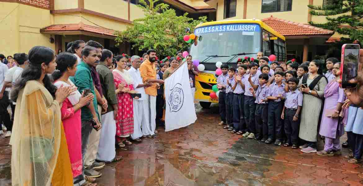 സ്കൂൾബസിൻ്റെ ഫ്ലാഗ് ഓഫും വിജയോത്സവവും എംഎൽഎ നിർവഹിച്ചു 