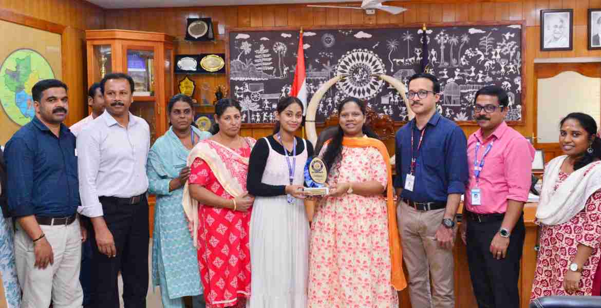 സെൻസസ് ബോധവൽക്കരണ പ്രവർത്തനങ്ങളുടെ ഭാഗമായി ജില്ലയിലെ വിവിധ സ്കൂളുകളിൽ സംഘടിപ്പിച്ച മത്സരത്തിലെ വിജയികൾക്ക് ജില്ലാ കളക്ടർ ഡി ആർ മേഘശ്രീ സമ്മാനങ്ങൾ വിതരണം ചെയ്യുന്നു
