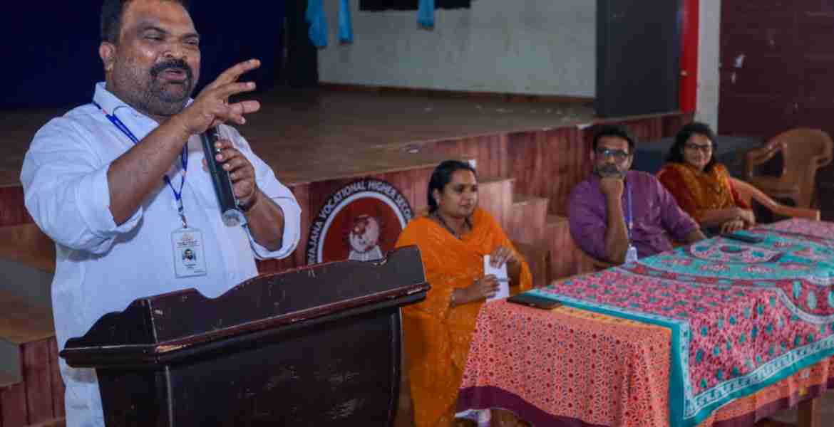പ്രധാന അധ്യാപകർക്കും ഉച്ചഭക്ഷണ ചുമതലയുള്ള അധ്യാപകർക്കും സുൽത്താൻ ബത്തേരി സർവജന സ്കൂളിൽ  നടത്തിയ ബോധവൽക്കരണ ക്‌ളാസ്സിൽ ഭക്ഷ്യ കമ്മീഷൻ അംഗം വി.രമേശൻ സംസാരിക്കുന്നു