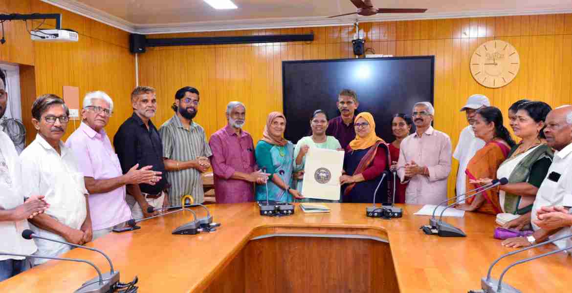 വെള്ളമുണ്ട പബ്ലിക് ലൈബ്രറി 90-ാം വാർഷികാഘോഷങ്ങളുടെ ലോഗോ പ്രകാശനം ജില്ലാ കളക്ടർ ഡി.ആർ മേഘശ്രീ നിർവഹിക്കുന്നു