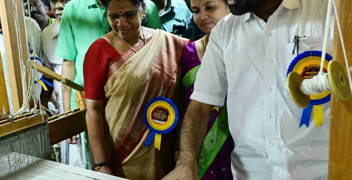 ഓണം കളറാക്കാം; കൈത്തറി വസ്ത്ര പ്രദർശന വിപണന മേള തുടങ്ങി