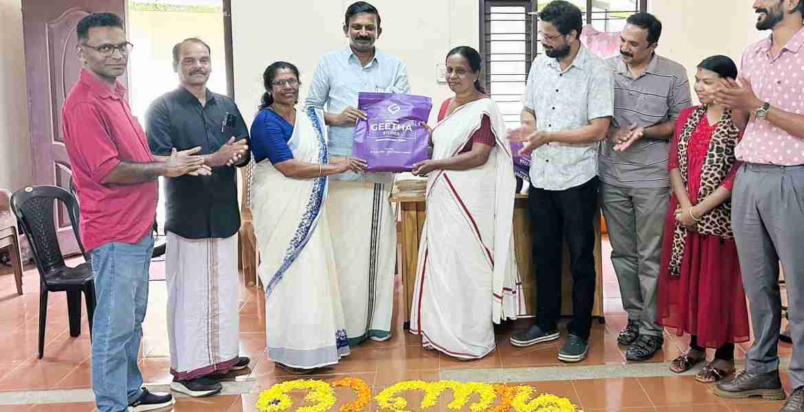 വെങ്ങപ്പള്ളി ഗ്രാമ പഞ്ചായത്ത് ഭരണസമിതിയുടെ നേതൃത്വത്തിൽ ഹരിത കർമസേന അംഗങ്ങൾക്ക് ഓണക്കോടിയും ബോണസും വിതരണം ചെയ്യുന്നു