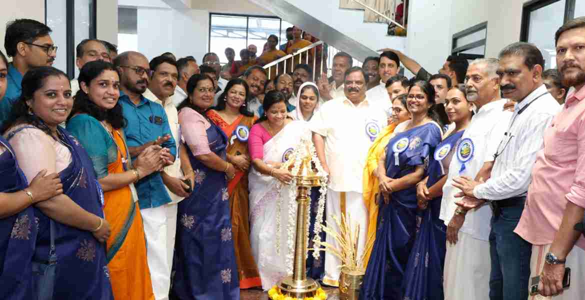 മാനന്തവാടി ക്ലബ് കുന്നിൽ നിർമ്മിച്ച പുതിയ നഗരസഭ കെട്ടിടം   ഉഷവിജയൻ എം.എൽ.എ. ഉദ്ഘാടനം  ചെയ്യുന്നു