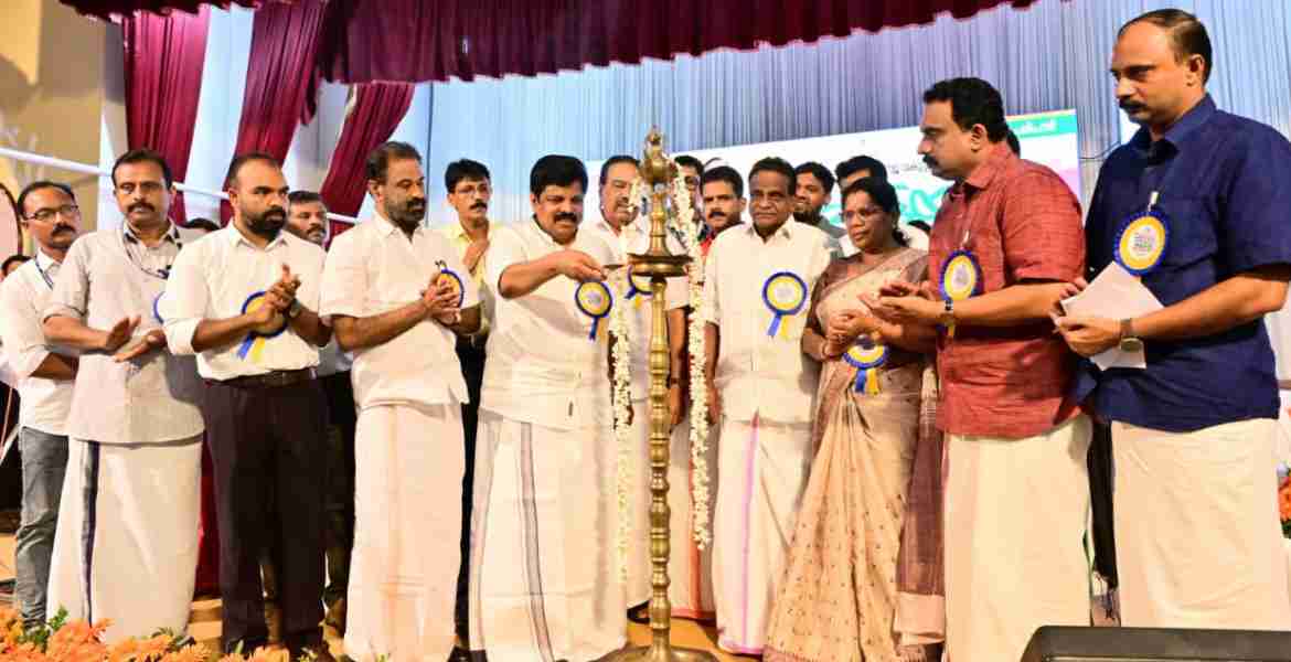 സര്‍ക്കാര്‍ ജനങ്ങള്‍ക്കൊപ്പം; നിശ്ചയിച്ചതിലും ഇരട്ടിയിലേറെ പട്ടയങ്ങള്‍ വിതരണം ചെയ്യാനായി: മന്ത്രി എ പി അനില്‍കുമാര്‍