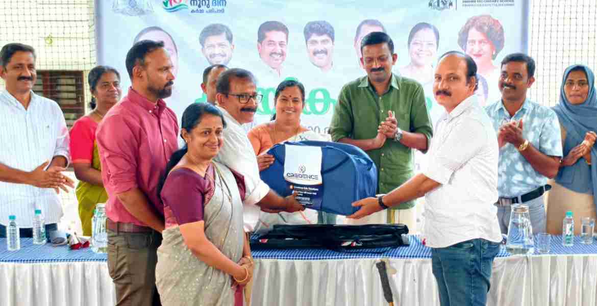 സംസ്ഥാന സര്‍ക്കാറിന്റെ നൂറുദിന കര്‍മ്മ പരിപാടിയുടെ ഭാഗമായി പിണങ്ങോട് ഹയര്‍ സെക്കന്‍ഡറി സ്‌കൂളില്‍ ആരംഭിച്ച കായിക മിത്രം പദ്ധതിയിലേക്ക് കായിക ഉപകരണങ്ങള്‍ കൈമാറി ജില്ലാതല ഉദ്ഘാടനം ജില്ലാ പഞ്ചായത്ത് പ്രസിഡന്റ് ചന്ദ്രിക കൃഷ്ണന്‍ നിര്‍വഹിക്കുന്നു