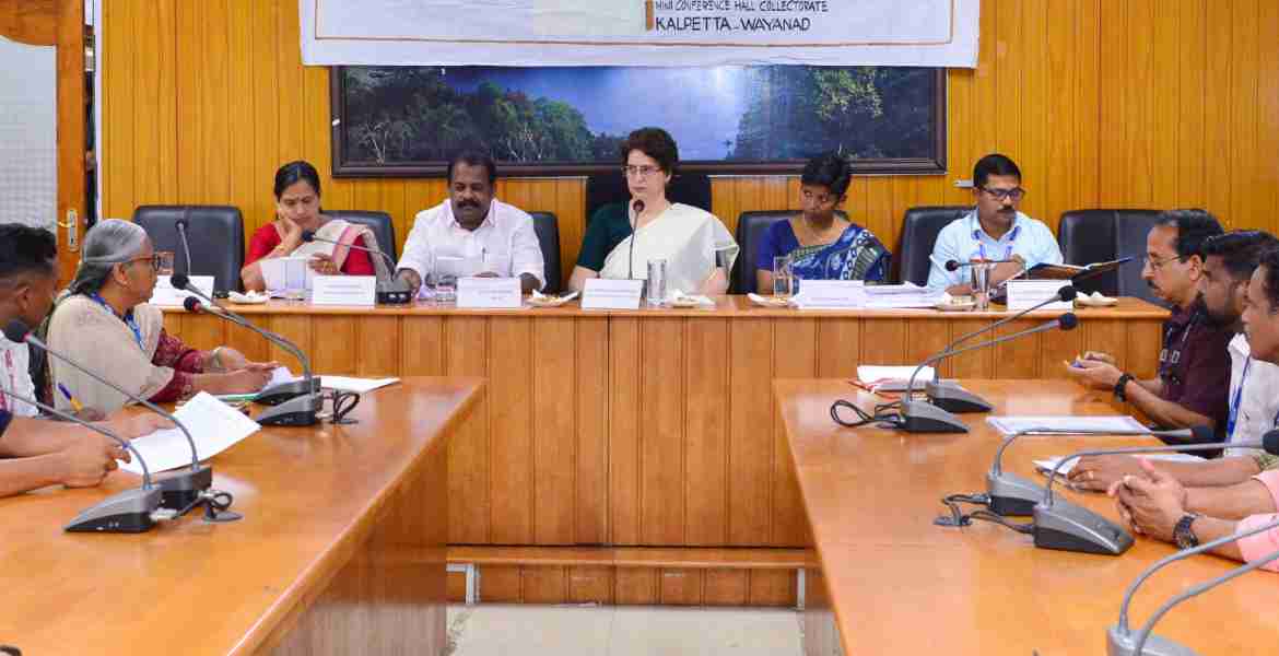 പ്രിയങ്ക ഗാന്ധി വാദ്ര എം.പി.യുടെ അധ്യക്ഷതയിൽ കളക്ടറേറ്റ് മിനി കോൺഫറൻസ് ഹാളിൽ നടന്ന ജില്ല ഇലക്ട്രിസിറ്റി കമ്മിറ്റി യോഗം