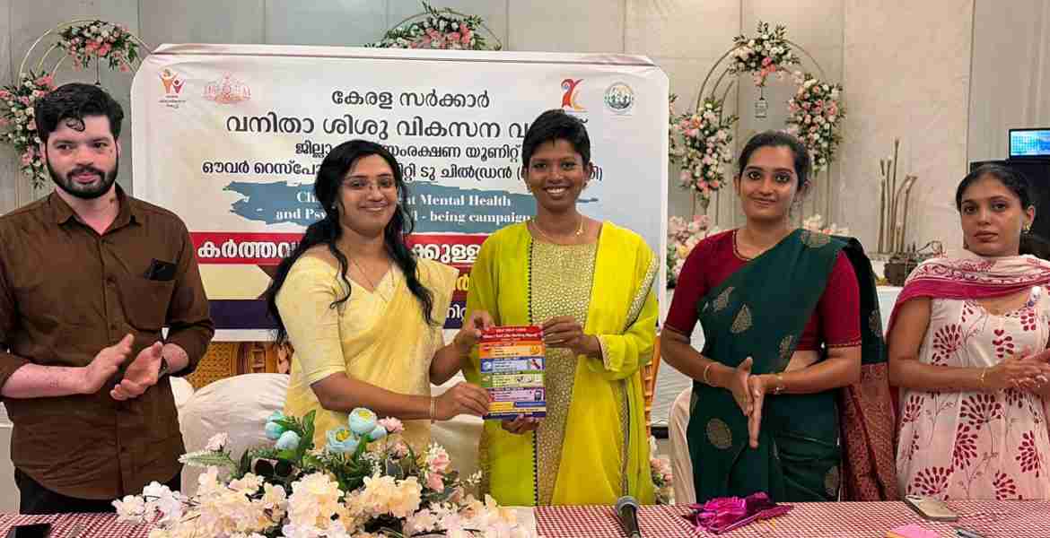 ആത്മഹത്യാ പ്രതിരോധ ക്യാമ്പയിന്‍റെ ഭാഗമായി കുട്ടികളിലും കൗമാരക്കാരിലും ആത്മഹത്യാ പ്രവണത തടയുന്ന സെൽഫ് ഹെൽപ്പ് കാർഡ് ജില്ലാ കളക്ടർ വി ചെൽസാസിനി പ്രകാശനം ചെയ്യുന്നു