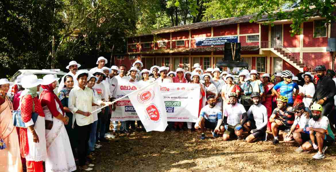 ലോക ഹൃദയ ദിനത്തിന്റെ ഭാഗമായി സംഘടിപ്പിച്ച സൈക്കിൾ റാലി, വാക്കത്തോൺ എന്നിവ ജില്ലാ കളക്ടർ വി. ചെൽസാസിനി ഉദ്ഘാടനം ചെയ്യുന്നു