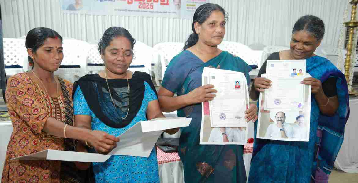 സുല്‍ത്താന്‍ ബത്തേരി കുപ്പാടിയലെ കിടങ്ങില്‍ ഉന്നതിയിലെ മാധവി, വസന്ത, പുഷ്പ്പ, പത്മജ എന്നിവര്‍ പട്ടയവുമായി