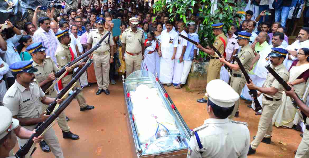 പത്മശ്രീ ചെറുവയൽ രാമന് സംസ്ഥാന സർക്കാരിന്റെ പൂർണ്ണ ഔദ്യോഗിക ബഹുമതികളോടെ ഗാർഡ് ഓഫ് ഓണർ നൽകുന്നു.
