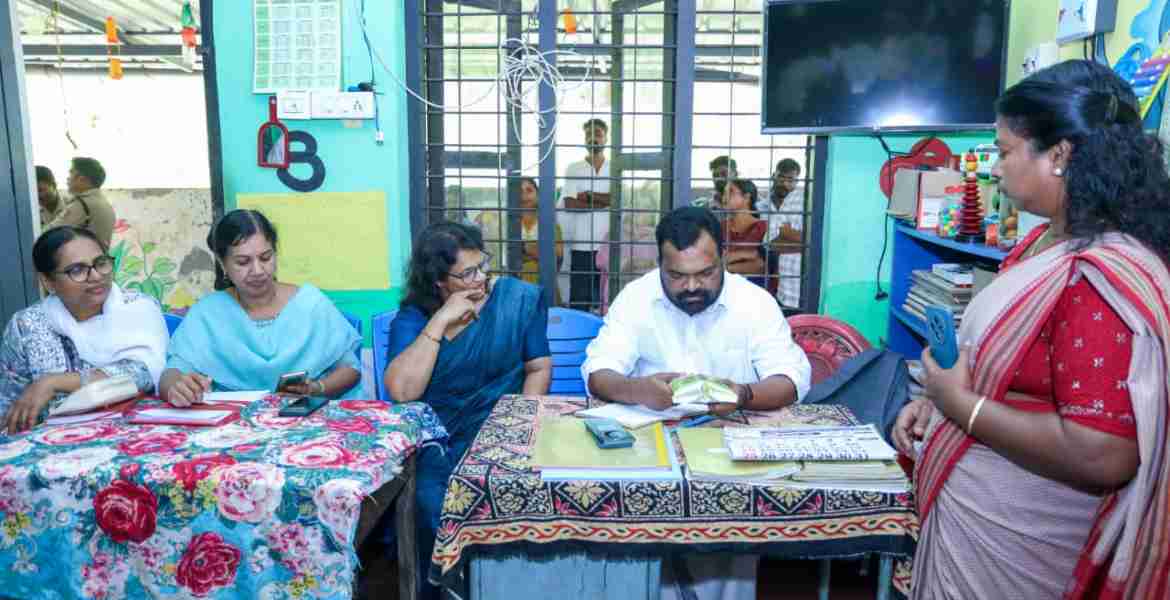 സംസ്ഥാന ഭക്ഷ്യ കമ്മീഷൻ അംഗം രമേശൻ.വി സുൽത്താൻ ബത്തേരി കുമിഴി അങ്കണവാടി സന്ദർശിക്കുന്നു
