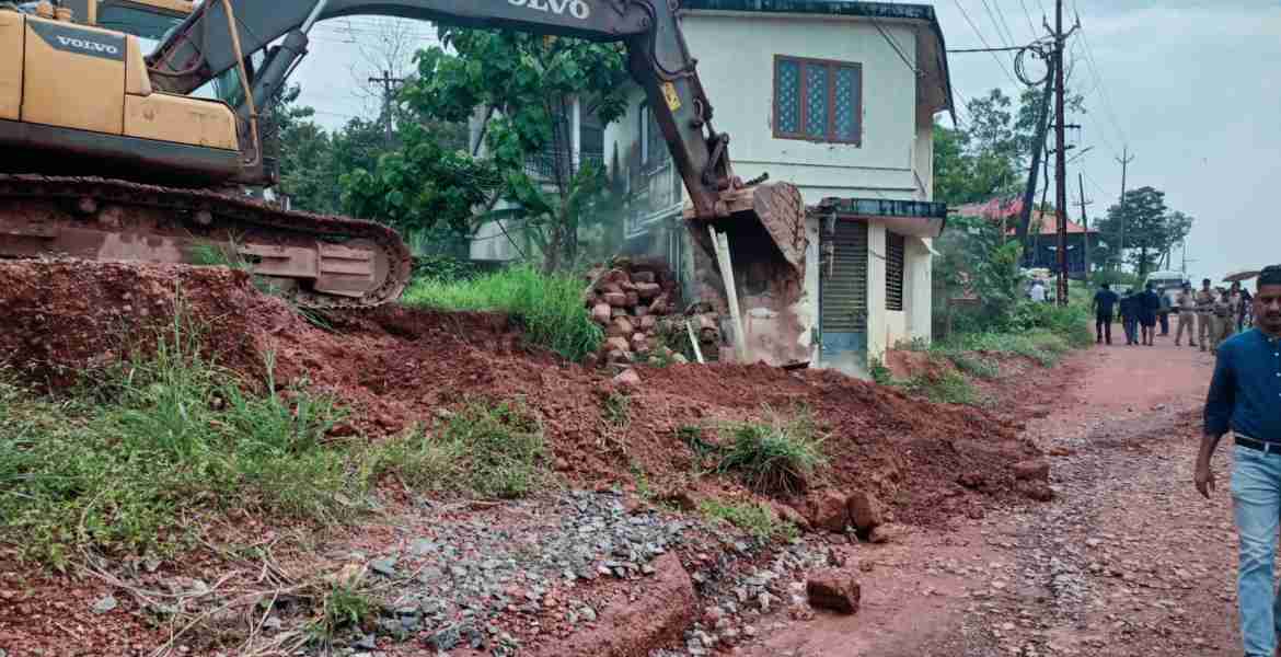 ചൊവ്വ - നടാല്‍ ബൈപ്പാസിനായി ഏറ്റെടുത്ത സ്ഥലത്തെ കൈയേറ്റം ഒഴിപ്പിച്ചു
