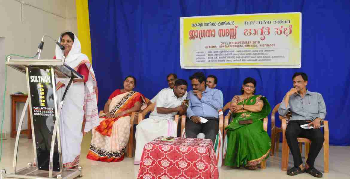 സംസ്ഥാന വനിതാ കമ്മീഷന്‍ കുമ്പള കിദൂര്‍ കുണ്ടങ്കേരടുക്കയില്‍ സംഘടിപ്പിച്ച ജാഗ്രതാ സദസില്‍ അധ്യക്ഷത വഹിച്ച് കമ്മീഷന്‍ അംഗം ഡോ. ഷാഹിദാ കമാല്‍ സംസാരിക്കുന്നു.