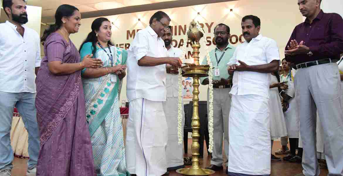ആയുഷ് മിഷനും ഭാരതീയ ചികിത്സാവകുപ്പും ഹോമിയോപ്പതി വകുപ്പും ചേർന്ന് നടത്തിയ യോഗാദിനാചരണം നിയമസഭാ സ്പീക്കർ തിരുവഞ്ചൂർ രാധാകൃഷ്ണൻ ഉദ്ഘാടനം ചെയ്യുന്നു.