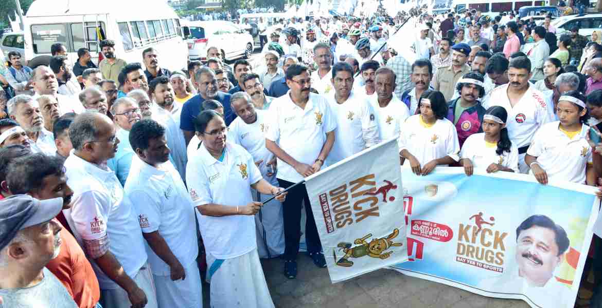 കായിക വകുപ്പ് മന്ത്രി വി അബ്ദുറഹ്മാൻ നയിക്കുന്ന ലഹരി വിരുദ്ധ സന്ദേശ യാത്രയുടെ ജില്ലയിലെ സമാപനത്തിന്റെ ഭാഗമായി കണ്ണൂർ ടൗൺ സ്ക്വയറിൽ നിന്ന് സംഘടിപ്പിച്ച  മിനിവാക്കത്തൺ ഫ്ലാഗ് ഓഫ്  കെ കെ ശൈലജ ടീച്ചർ എം എൽ എ നിർവഹിക്കുന്നു