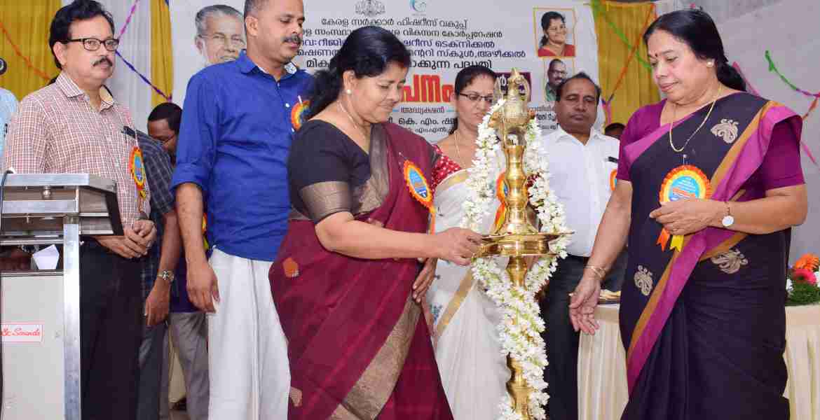 അഴീക്കൽ  ഗവ.റീജിയണൽ ഫിഷറീസ് ടെക് നിക്കൽ &വൊക്കേഷണൽ  ഹയർ സെക്കണ്ടറി സ്കൂൾ അക്കാദമിക് ബ്ലോക്ക് ശിലാസ്ഥാപനം മന്ത്രി ജെ മേഴ്സികുട്ടിയമ്മ  നിർവഹിക്കുന്നു  