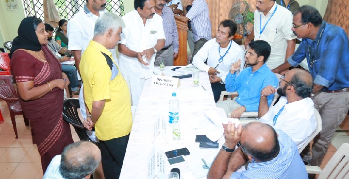 തൊടുപുഴ താലൂക്ക്തല പരാതി പരിഹാര അദാലത്തില് ജില്ലാകലക്ടര് ജി.ആര്. ഗോകുല് പരാതികള് പരിശോധിക്കുു. 