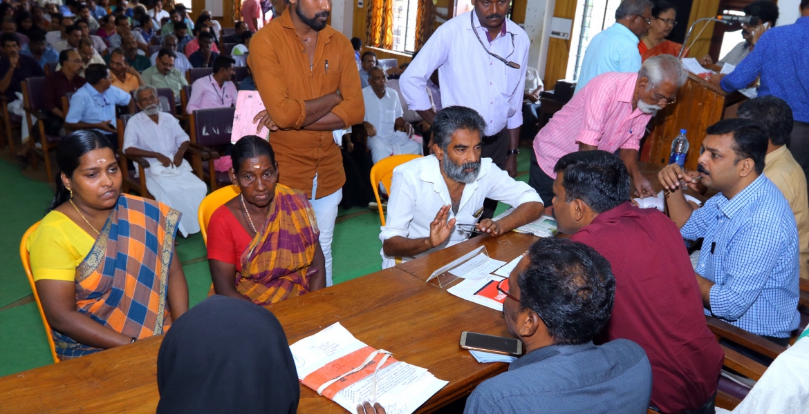 കാസര്‍കോട് മുന്‍സിപ്പല്‍ കോണ്‍ഫറന്‍സ് ഹാളില്‍ ജില്ലാ കളക്ടര്‍ ജീവന്‍ ബാബു നടത്തിയ താലൂക്ക്തല പരാതിപരിഹാര അദാലത്ത് 