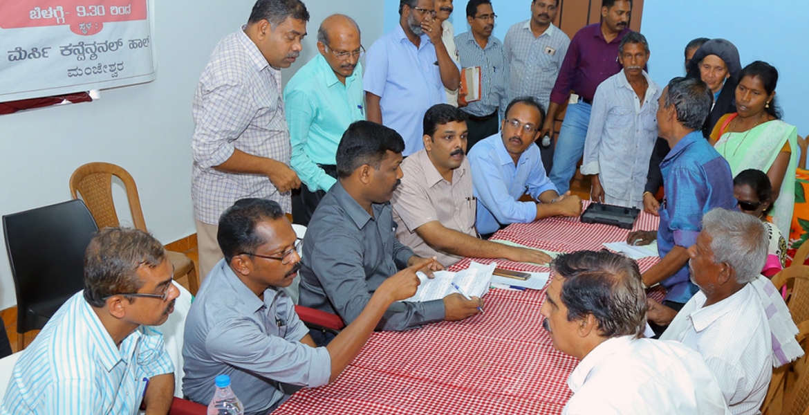 മഞ്ചേശ്വരം താലൂക്കില്‍ ജില്ലാ കളക്ടര്‍ ജീവന്‍ബാബു.കെ നടത്തിയ പരാതി പരിഹാര അദാലത്ത്.