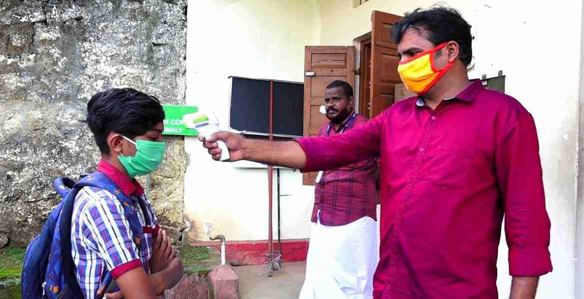 അടിമാലിയില്‍ പരീക്ഷഴുതാന്‍ എത്തിയ വിദ്യര്‍ത്ഥികള്‍ക്ക് തെര്‍മല്‍ സ്‌ക്രീനിംഗ് നടത്തുന്നു.