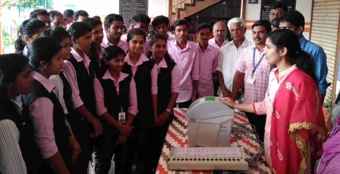 അടിമാലി ഗ്രാമപഞ്ചായത്തില്‍ സംഘടിപ്പിച്ച സ്വീപ് വോട്ടിംഗ് പരിശീലന പരിപാടിയില്‍ ദേവികുളം സബ് കളക്ടര്‍ ഡോ. രേണു രാജ് വിദ്യാര്‍ത്ഥികള്‍ക്ക് വി വി പാറ്റ് മെഷ്യന്‍ പരിചയപെടുത്തുന്നു. 