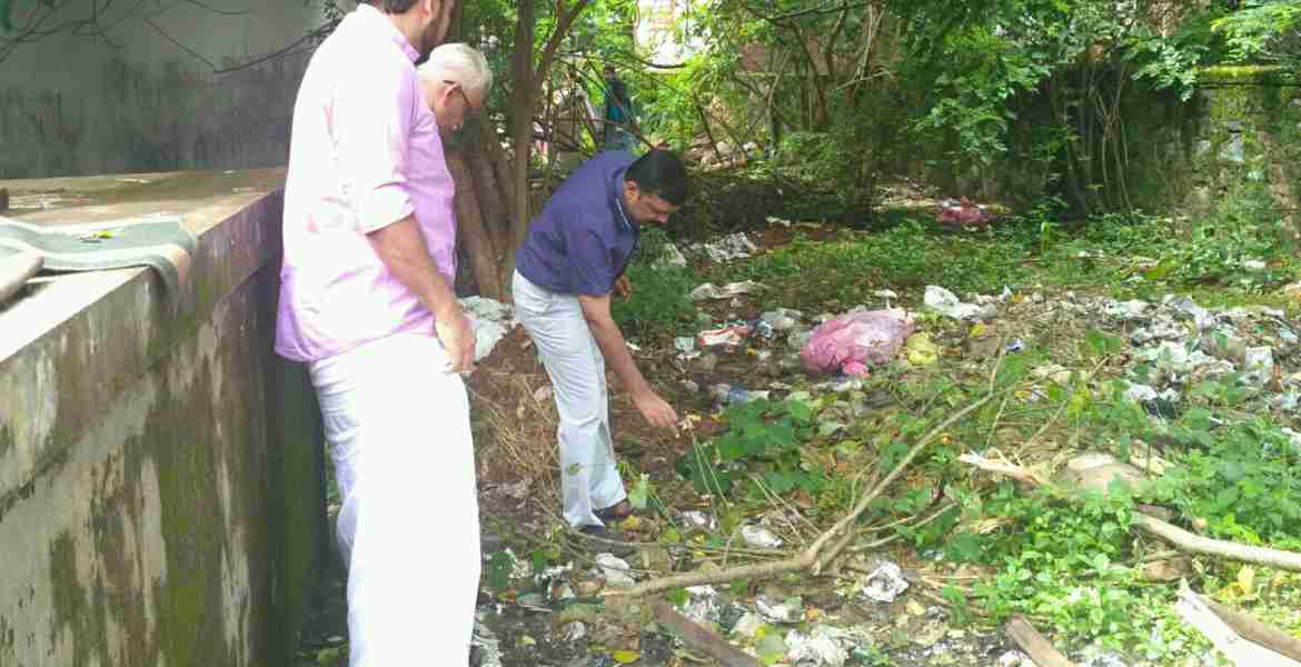  കളക്ടറേറ്റ് പരിസരത്ത് എഡിഎം:എന്‍.ദേവീദാസിന്റെ നേതൃത്വത്തില്‍ കൊതുക് ഉറവിട നശീകരണപ്രവര്‍ത്തനത്തില്‍ ഏര്‍പ്പെട്ടപ്പോള്‍.