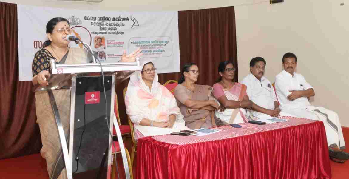 ഇരിട്ടി മാടത്തിൽ മൗണ്ട് ഫോർട്ടിൽ നടന്ന വനിത കമ്മീഷന്റെ സംസ്ഥാന സെമിനാർ സംസ്ഥാന വനിതാ കമ്മീഷൻ അധ്യക്ഷ അഡ്വ. പി സതീദേവി ഉദ്ഘാടനം ചെയ്യുന്നു.