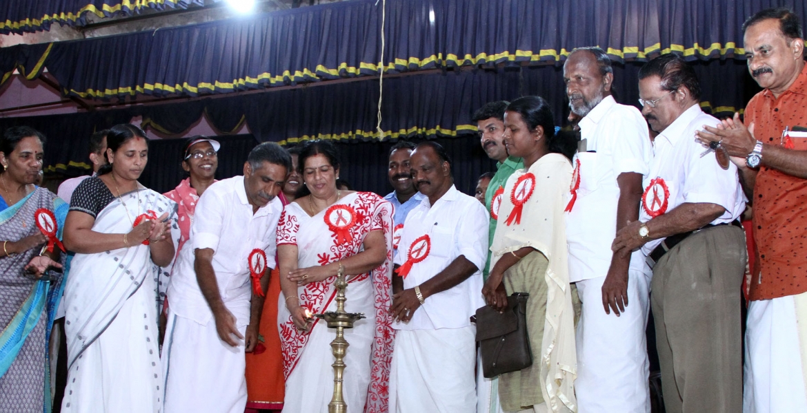 ജില്ലാതല എയ്ഡ്‌സ് ദിനാചരണത്തിന്റെയും ജില്ലാ ഇന്‍ഫര്‍മേഷന്‍ ഓഫീസ് സംഘടിപ്പിച്ച പ്രതിരോധകുത്തിവെയ്പിനെക്കുറിച്ചുള്ള ബോധവത്കരണപരിപാടിയുടെയും ഉദ്ഘാടനം മൂവാറ്റുപുഴ നഗരസഭ പ്രസിഡണ്ട് ഉഷാ ശശിധരന്‍ നിര്‍വഹിക്കുന്നു