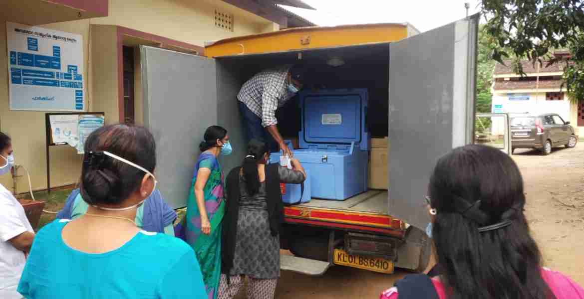 കോവിഡ് വാക്സിൻ വിതരണ കേന്ദ്രമായ അമ്പലപ്പാറ സാമൂഹിക ആരോഗ്യകേന്ദ്രത്തിൽ വാക്സിൻ എത്തിക്കുന്നു.