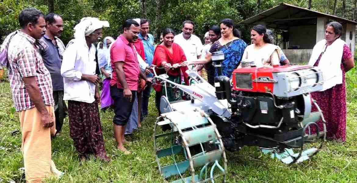  ഗ്രാമ പഞ്ചായത്ത് വൈസ് പ്രസിഡന്റ് കവിതാ സന്തോഷ് ഉഴവുയന്ത്രം ഉദ്ഘാടനം ചെയ്യുന്നു