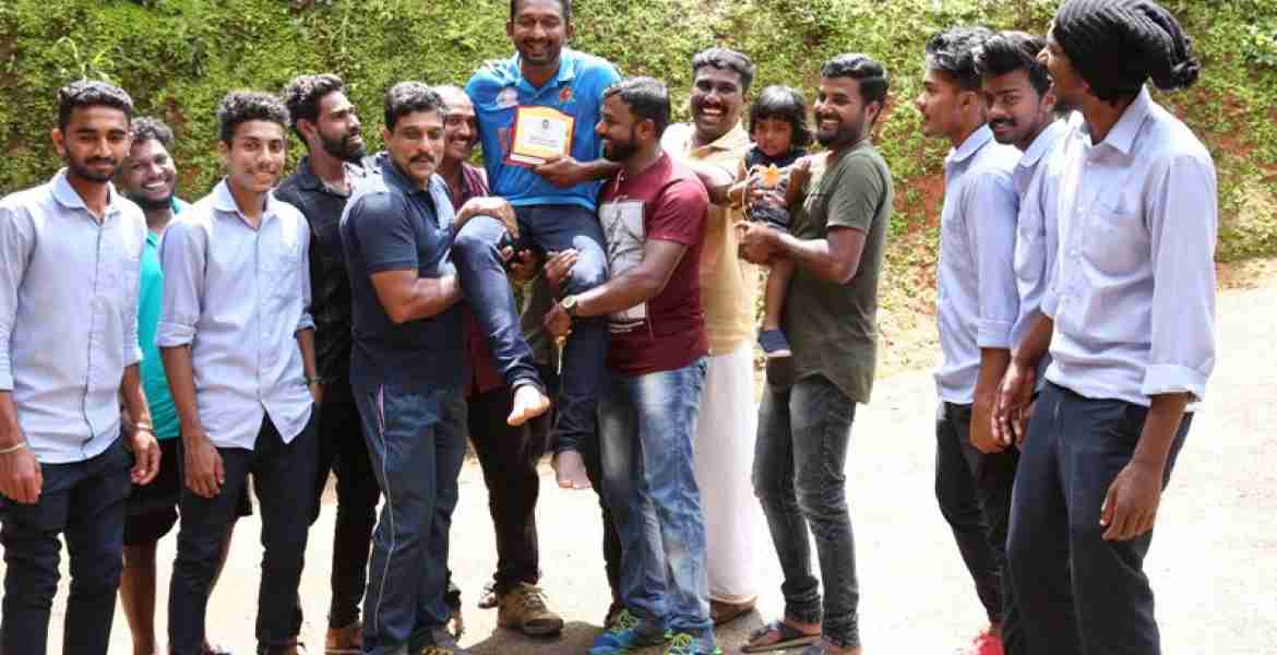 അനീഷിനൊപ്പം ആഹ്ലാദം പങ്കിടുന്ന കൂട്ടുകാര്‍