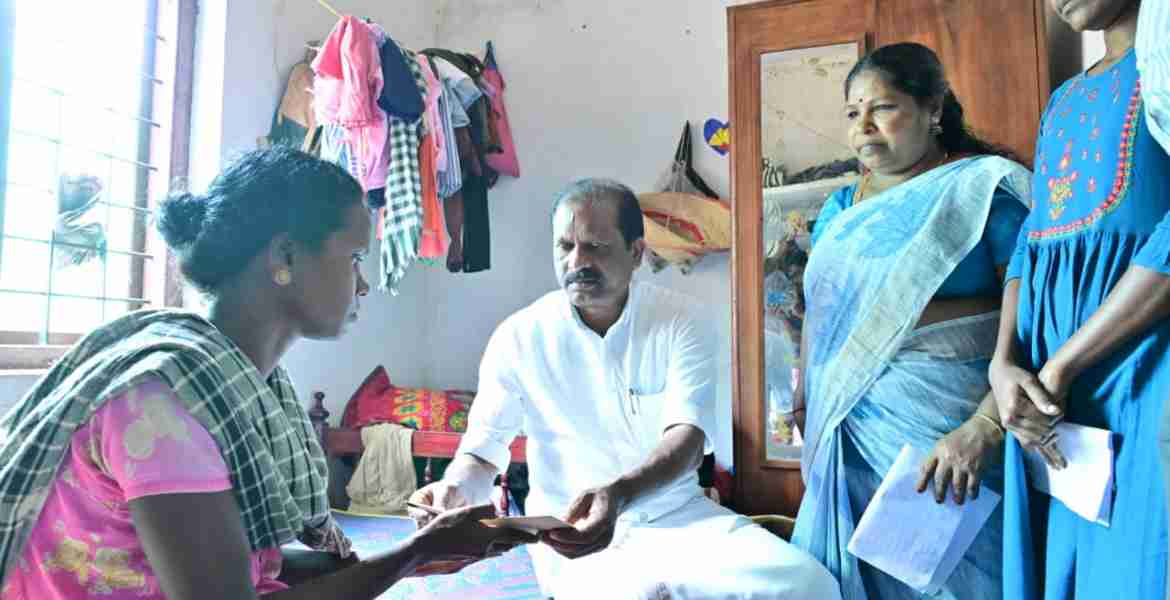 കാട്ടാന ആക്രമണത്തിൽ കൊല്ലപ്പെട്ട അനീഷിന്റെ കുടുംബത്തിന് മന്ത്രി ധനസഹായം കൈമാറി