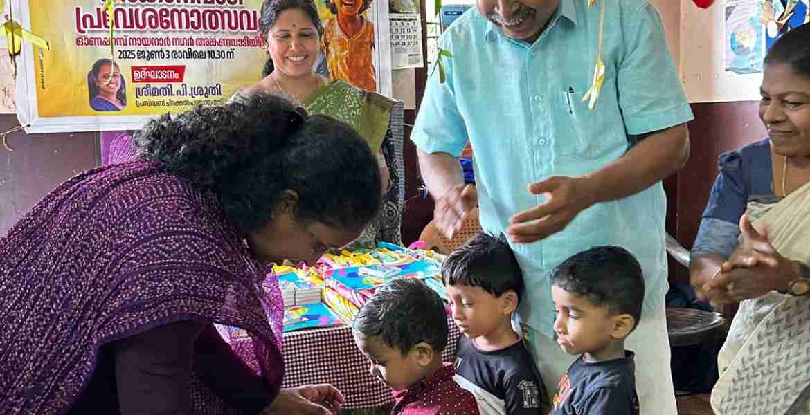 ചിറക്കൽ ഗ്രാമപഞ്ചായത്ത് തല അങ്കണവാടി പ്രവേശനോത്സവം ഓണപ്പറമ്പ് നായനാർ നഗർ അങ്കണവാടിയിൽ പ്രസിഡന്റ് പി ശ്രുതി ഉദ്ഘാടനം ചെയ്യുന്നു