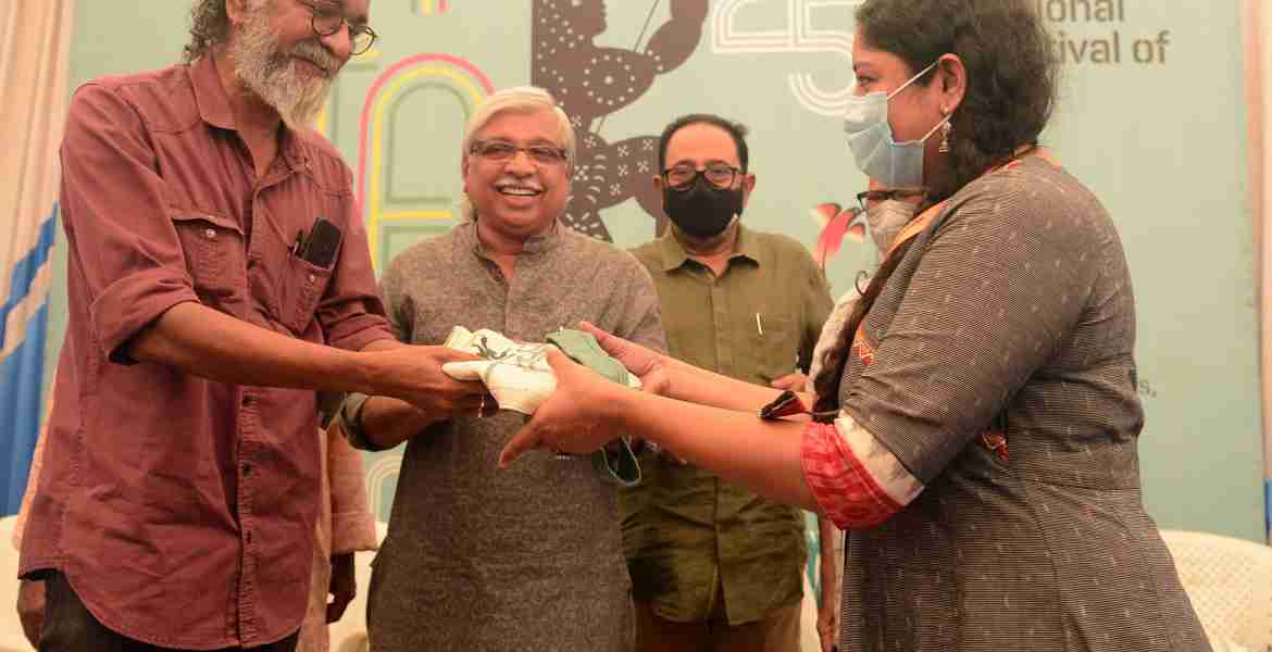 ഡെലിഗേറ്റ് പാസ് വിതരണോദ്ഘാടനം പ്രശസ്ത സംവിധായകന്‍ പ്രിയനന്ദനന്‍ ചലച്ചിത്ര പ്രവര്‍ത്തകയായ അനുമോള്‍ക്ക് നല്‍കി നിര്‍വഹിക്കുന്നു