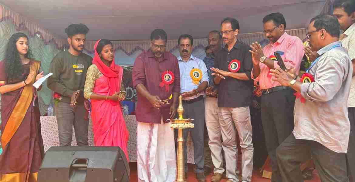 ഫോട്ടോ അടിക്കുറിപ്പ്- അപ്ലൈഡ് കോളജ്- അടൂര്‍ അപ്ലൈഡ് സയന്‍സ് കോളജിലെ ആസാദി കോളജ് യൂണിയന്‍ ഉദ്ഘാടനം ഡെപ്യൂട്ടി സ്പീക്കര്‍ ചിറ്റയം ഗോപകുമാര്‍ നിര്‍വഹിക്കുന്നു.