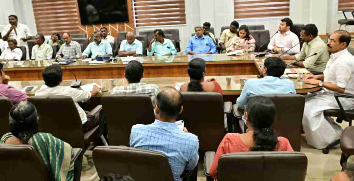 കാട്ടാന ആക്രമണത്തില്‍ മരിച്ച അനീഷിന്റെ കുടുംബത്തിന് എല്ലാ സഹായവും നല്‍കും  *കുട്ടികളുടെ വിദ്യാഭ്യാസം സര്‍ക്കാര്‍ ഏറ്റെടുക്കാന്‍ ശുപാര്‍ശ