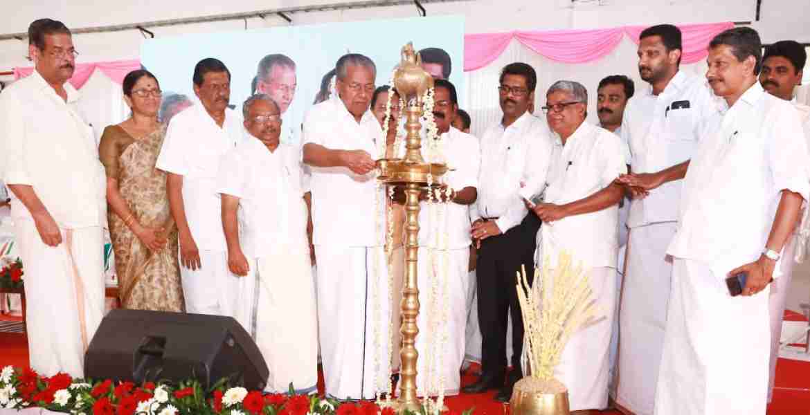 അരിക്കുഴ കാലിത്തീറ്റ ഫാക്ടറി മുഖ്യമന്ത്രി  പിണറായി വിജയൻ  ഉദ്ഘാടനം ചെയ്യുന്നു. 