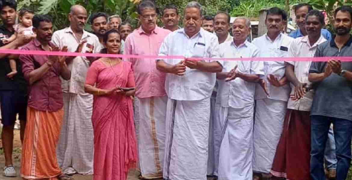 അറുകോൺമല - കൊല്ലമ്പാറ - ഞായറുകുളം റോഡ് ഗ്രാമ പഞ്ചായത്ത് പ്രസിഡന്റ് കെ.സി. ജെയിംസ് ഉദ്ഘാടനം ചെയ്യുന്നു.
