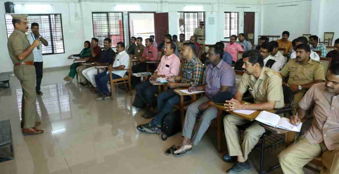 ആന്റി ഡിഫേഴ്സ്മെന്റ് സ്‌ക്വാഡില്‍ നിയോഗിക്കപ്പെട്ട പോലീസ് ഉദ്യോഗസ്ഥരുടെ പരിശീലനത്തില്‍ അഡീഷണല്‍ പോലീസ് സൂപ്രണ്ടണ്‍് മുഹമ്മദ് ഷാഫി സംസാരിക്കുന്നു.