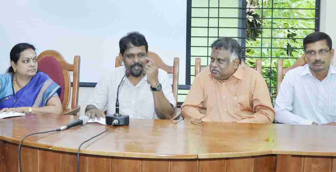 ആത്മ പരിശീലന കേന്ദ്രത്തില്‍ സംഘടിപ്പിച്ച വിള ഇന്‍ഷുറന്‍സ് അവലോകന യോഗത്തില്‍ ജില്ലാ കളക്ടര്‍ ഡോ.ഡി സജിത് ബാബു സംസാരിക്കുന്നു.