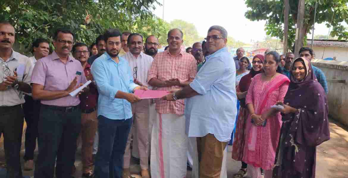 അഴീക്കൽ തുറമുഖത്ത് നിർമ്മിച്ച  ഐസ് കോൾഡ് സ്റ്റോറേജ് കെട്ടിടത്തിൽ ഐസ് നിർമ്മിച്ച് വിപണനം നടത്തുന്നതിനായുള്ള സമ്മതപത്രം കെ വി സുമേഷ് എം എൽ എ യുടെ സാന്നിദ്ധ്യത്തിൽ ഹാർബർ എഞ്ചിനീയറിങ്ങ് എക്സിക്യുട്ടീവ് എഞ്ചിനീയർ അബ്ദുൾജബ്ബാർ സംരഭകർക്ക് കൈമാറുന്നു.