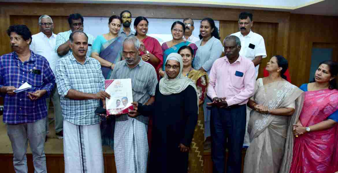 അഴീക്കോട്  നിയോജകമണ്ഡലം നടന്ന പട്ടയമേളയിൽ കെ വി സുമേഷ് എം എൽ എ പട്ടയം വിതരണം ചെയ്യുന്നു