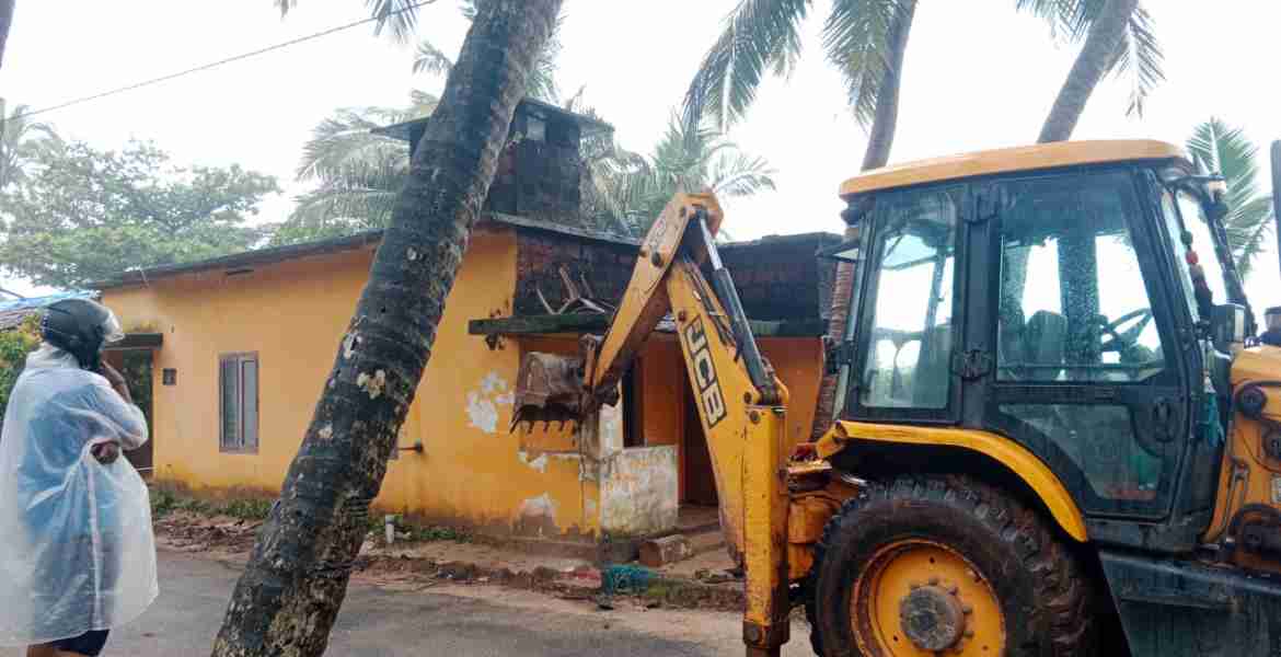 ഫിഷറീസ് വകുപ്പിന്റെ പുനർഗേഹം പദ്ധതി ഗുണഭോക്താക്കളുടെ അപകടാവസ്ഥയിലായ പഴയ വീടുകൾ പൊളിച്ചു നീക്കുന്നു